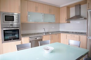Private kitchen - APARTAMENTOS TERRAMAR BOIRO With sea views in the Ría de Arousa (Galicia) (Boiro)