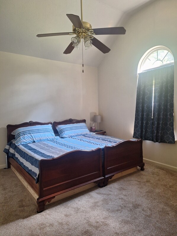 3 habitaciones, tabla de planchar con plancha, wifi y ropa de cama 