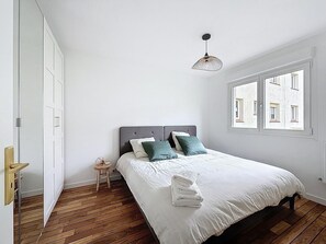 3 bedrooms, bed sheets