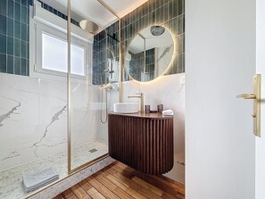Shower, hair dryer, towels, toilet paper