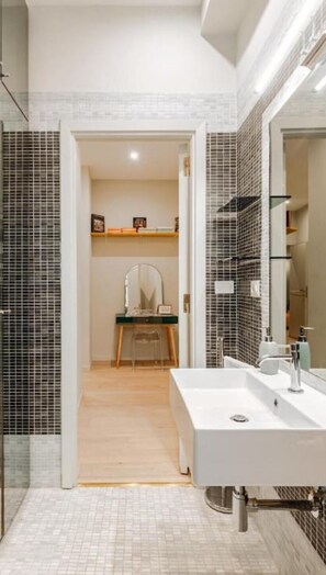 Douche, sèche-cheveux, bidet, serviettes fournies