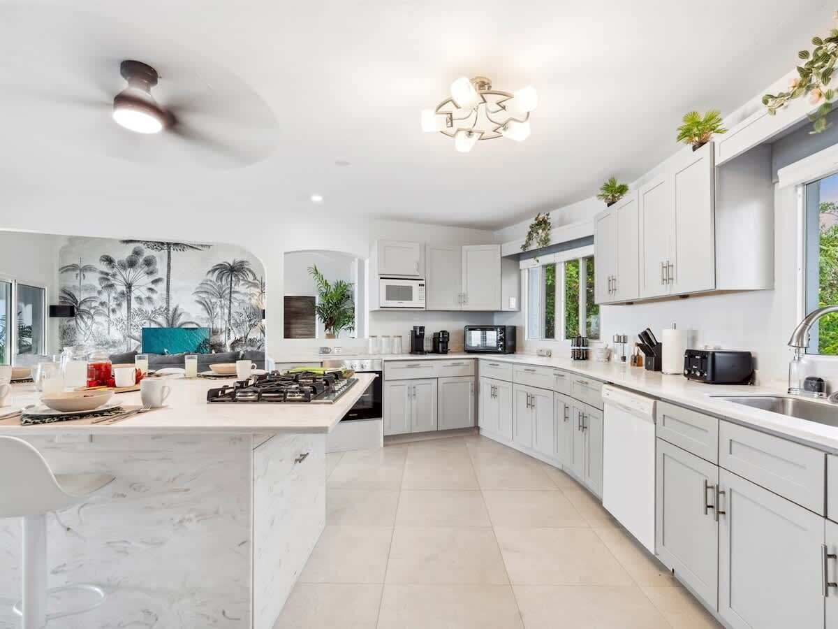 Een koelkast, een magnetron, een oven, een kookplaat