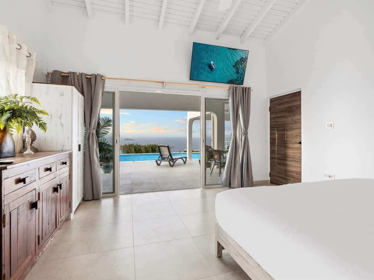 3 dormitorios, tabla de planchar con plancha, cuna de viaje