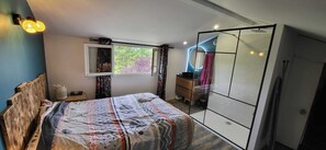 3 chambres, fer et planche à repasser, Wi-Fi, draps fournis