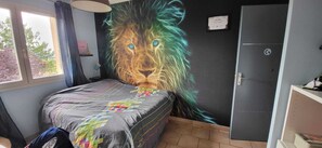 3 bedrooms, iron/ironing board, WiFi, bed sheets