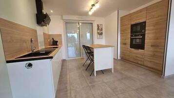 Microondas, horno, parrilla de estufa y lavavajillas