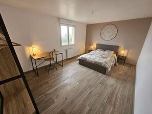 3 slaapkamers, een strijkplank/strijkijzer, wifi, beddengoed