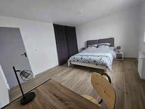 3 bedrooms, iron/ironing board, WiFi, bed sheets - New, comfortable bungalow (Les Pieux)