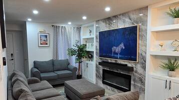 Una Smart TV, una chimenea