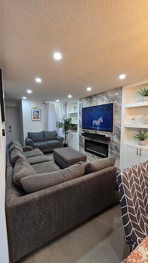 Smart TV, fireplace