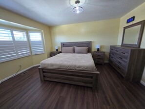 4 makuuhuonetta, silitysrauta/-lauta, ilmainen Wi-Fi, vuodevaatteet