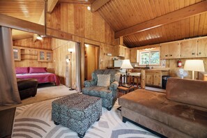 Ferienhaus, Terrasse, Bergblick | Wohnbereich | Fernseher