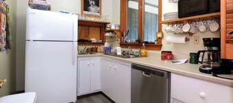 Family-friendly 10-bedroom B&B near Wintergreen golf & ski. Great for groups!