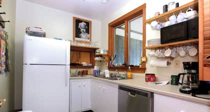 Family-friendly 10-bedroom B&B near Wintergreen golf & ski. Great for groups!