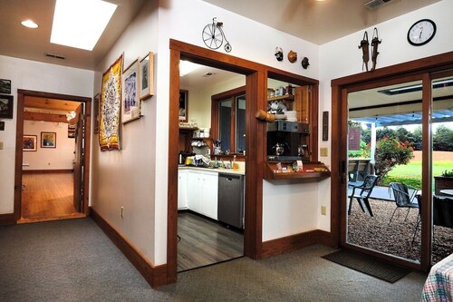 Family-friendly 10-bedroom B&B near Wintergreen golf & ski. Great for groups!