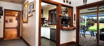 Family-friendly 10-bedroom B&B near Wintergreen golf & ski. Great for groups!