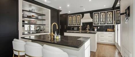 Microondas, horno, placa de cocina, lavavajillas