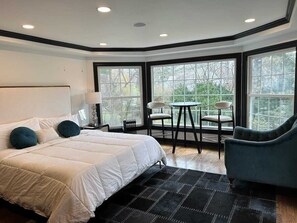 6 bedrooms, iron/ironing board, WiFi, bed sheets