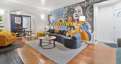Spacious 5-BD Large Group Retreat w/Hot Tub & Fire Pit in heart of Detroit
