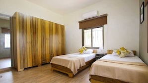 A room with two beds, a wardrobe, a window, and an air conditioning unit. - Aley Maison des Couleurs - Artistic home in Aley's heart (Alay)