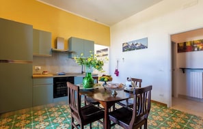Deluxe Apartment, Sea View | Living area | 40-inch flat-screen TV with digital channels - Appartamento Cala Pescatori (Villanova)
