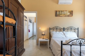 Deluxe Apartment, Sea View | Premium bedding, down comforters, memory foam beds, in-room safe - Appartamento Cala Pescatori (Villanova)