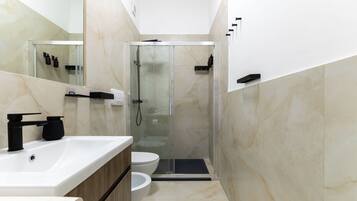 Deluxe Apartment, Sea View | Bathroom