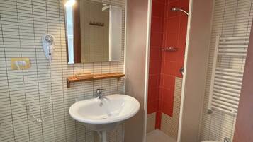 Doccia, asciugacapelli, bidet, asciugamani