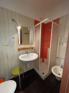 Dusche, Haartrockner, Bidet, HandtĂŒcher