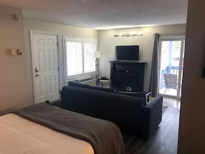 Leilighet – standard, 1 queensize-seng med sovesofa, balkong, fjellutsikt | Oppholdsområde | En 32-tommers Flatskjerm-TV med kabel-kanaler samt peis