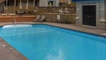 Kolam renang terbuka bermusim