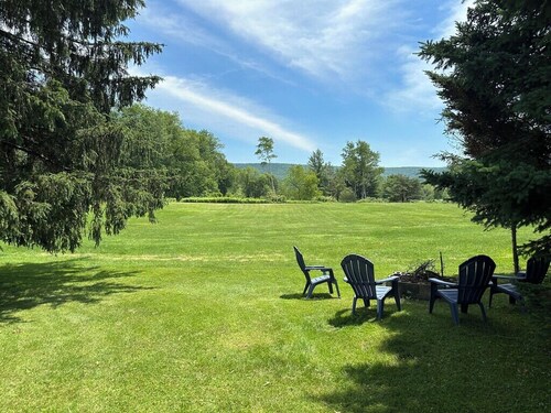 Charming 2-bedroom cottage with AC, WiFi, 4 mi to Cooperstown Dreams Park