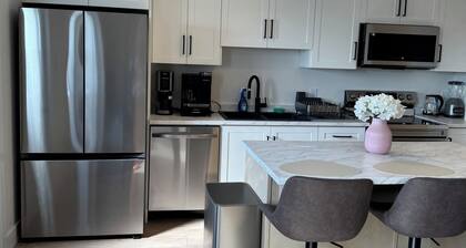 Modern Plushy 3-Bedroom Getaway