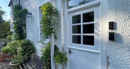 Historic Woodland Getaway, Perfect for Cosy Gatherings - v family-friendly