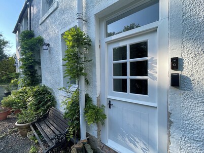 Historic Woodland Getaway, Perfect for Cosy Gatherings - v family-friendly