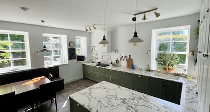 Historic Woodland Getaway, Perfect for Cosy Gatherings - v family-friendly
