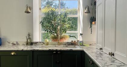 Historic Woodland Getaway, Perfect for Cosy Gatherings - v family-friendly