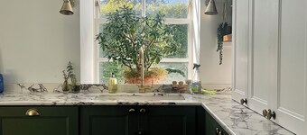 Historic Woodland Getaway, Perfect for Cosy Gatherings - v family-friendly