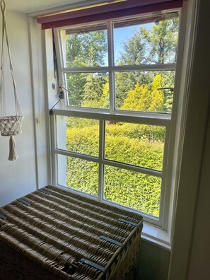 Interior - Historic Woodland Getaway, Perfect for Cosy Gatherings - v family-friendly (Kilwinning)