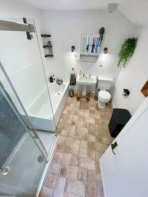 Douche, séchoir à cheveux, serviettes fournies, savon