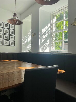 Dining - Historic Woodland Getaway, Perfect for Cosy Gatherings - v family-friendly (Kilwinning)
