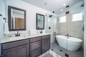 Hair dryer, towels, soap, toilet paper - Sunset Vibes and Lake Life in Lago Vista (Lago vista)