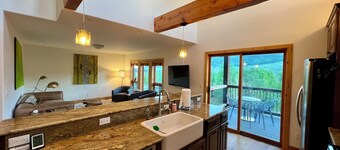 A Slice of Paradise: Mountain Views, Hot Tub & Breathtaking Stars