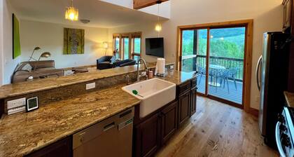 A Slice of Paradise: Mountain Views, Hot Tub & Breathtaking Stars