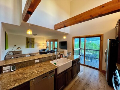 A Slice of Paradise: Mountain Views, Hot Tub & Breathtaking Stars