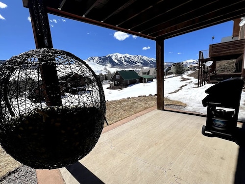 A Slice of Paradise: Mountain Views, Hot Tub & Breathtaking Stars
