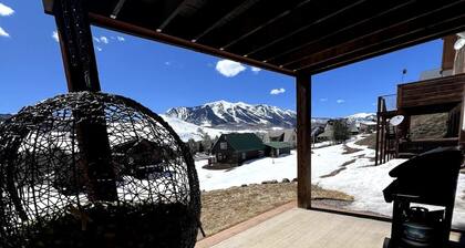 A Slice of Paradise: Mountain Views, Hot Tub & Breathtaking Stars