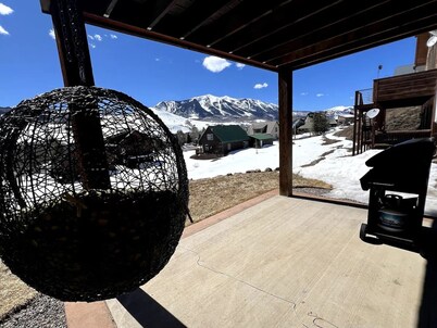 A Slice of Paradise: Mountain Views, Hot Tub & Breathtaking Stars
