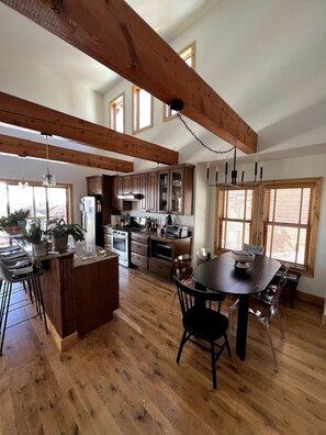 Dining - A Slice of Paradise: Mountain Views, Hot Tub & Breathtaking Stars (Crested Butte)