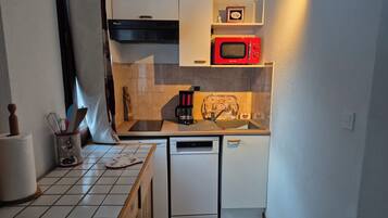 Geladeira, fogão, lava-louças, cafeteira/chaleira